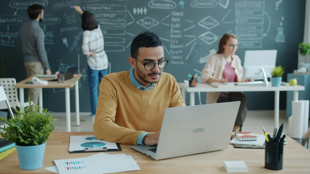Colaborador em escritório usa notebook com ferramenta de IA generativa sem supervisão da TI